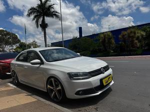 Duas Pistas Automóveis JETTA