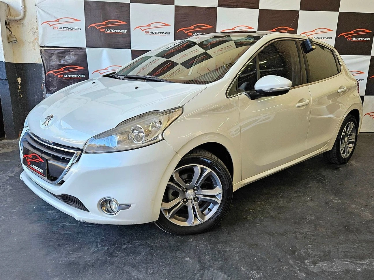 PEUGEOT 208