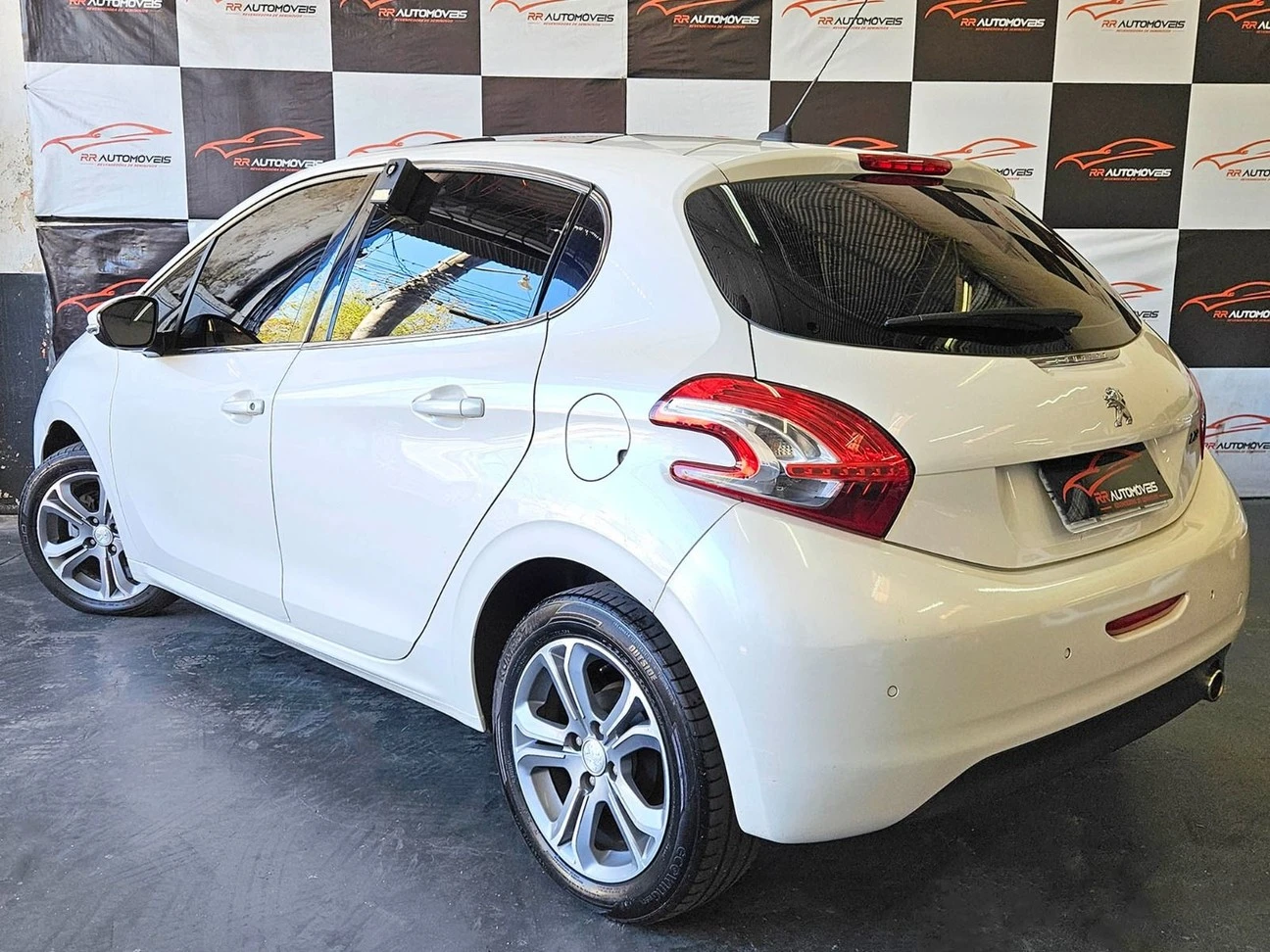 PEUGEOT 208