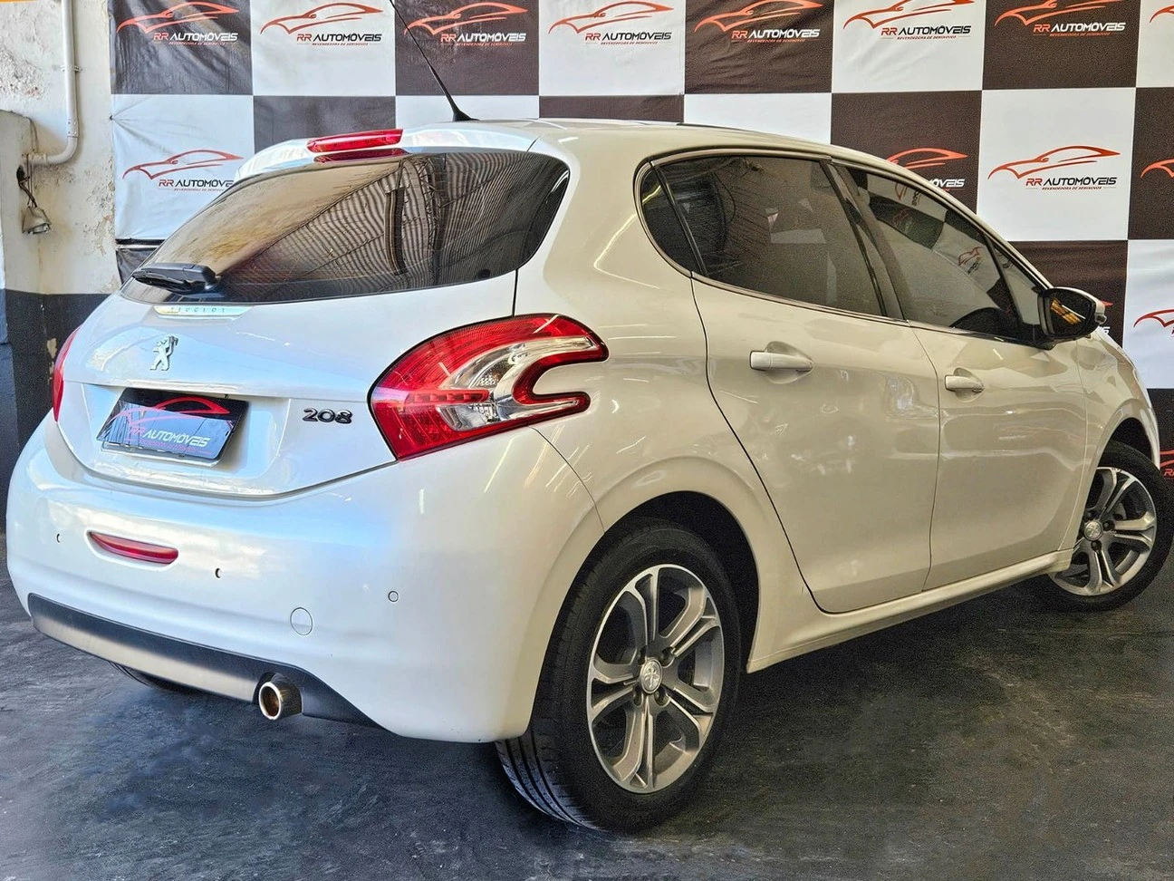 PEUGEOT 208