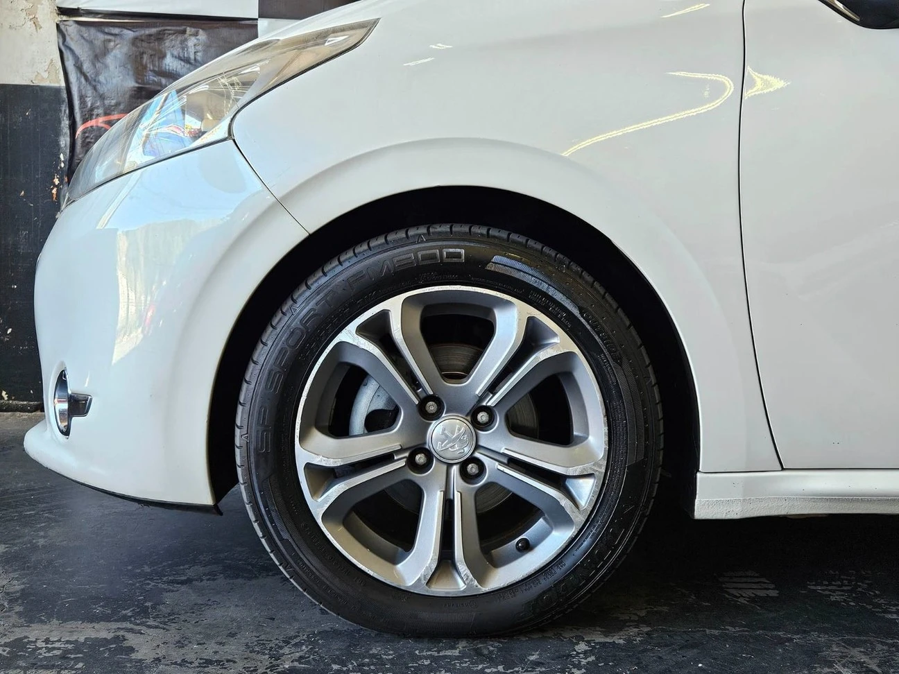 PEUGEOT 208