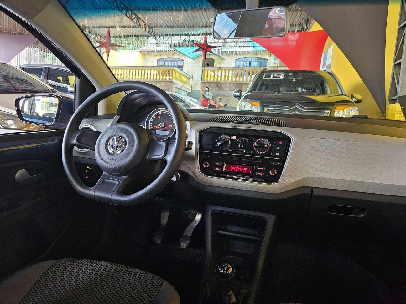 VOLKSWAGEN UP
