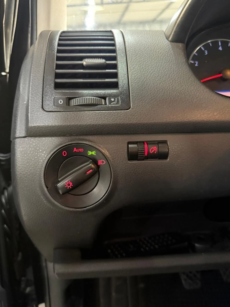 VOLKSWAGEN POLO SEDAN