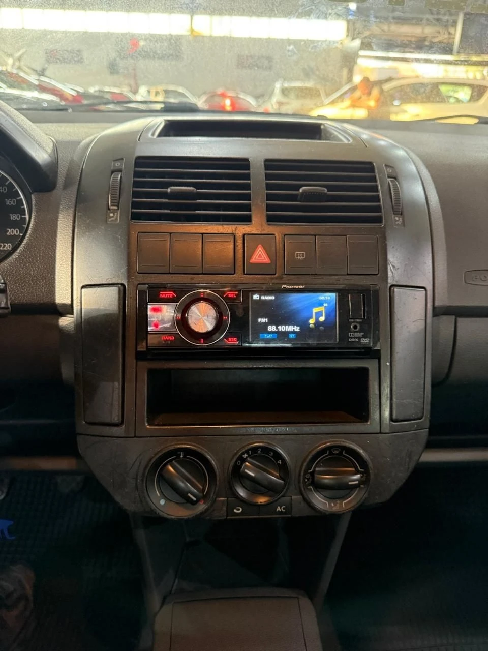 VOLKSWAGEN POLO SEDAN