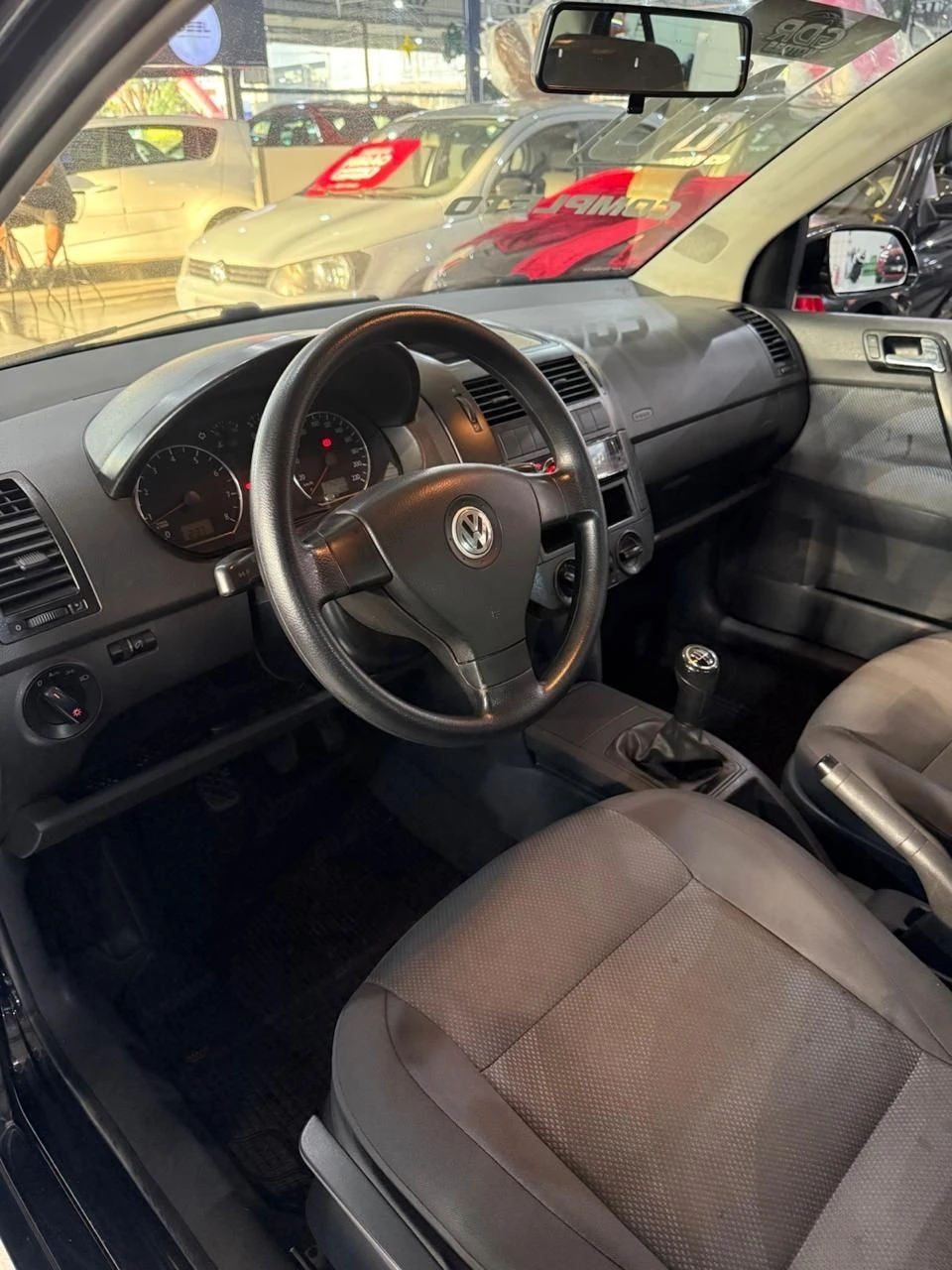 VOLKSWAGEN POLO SEDAN