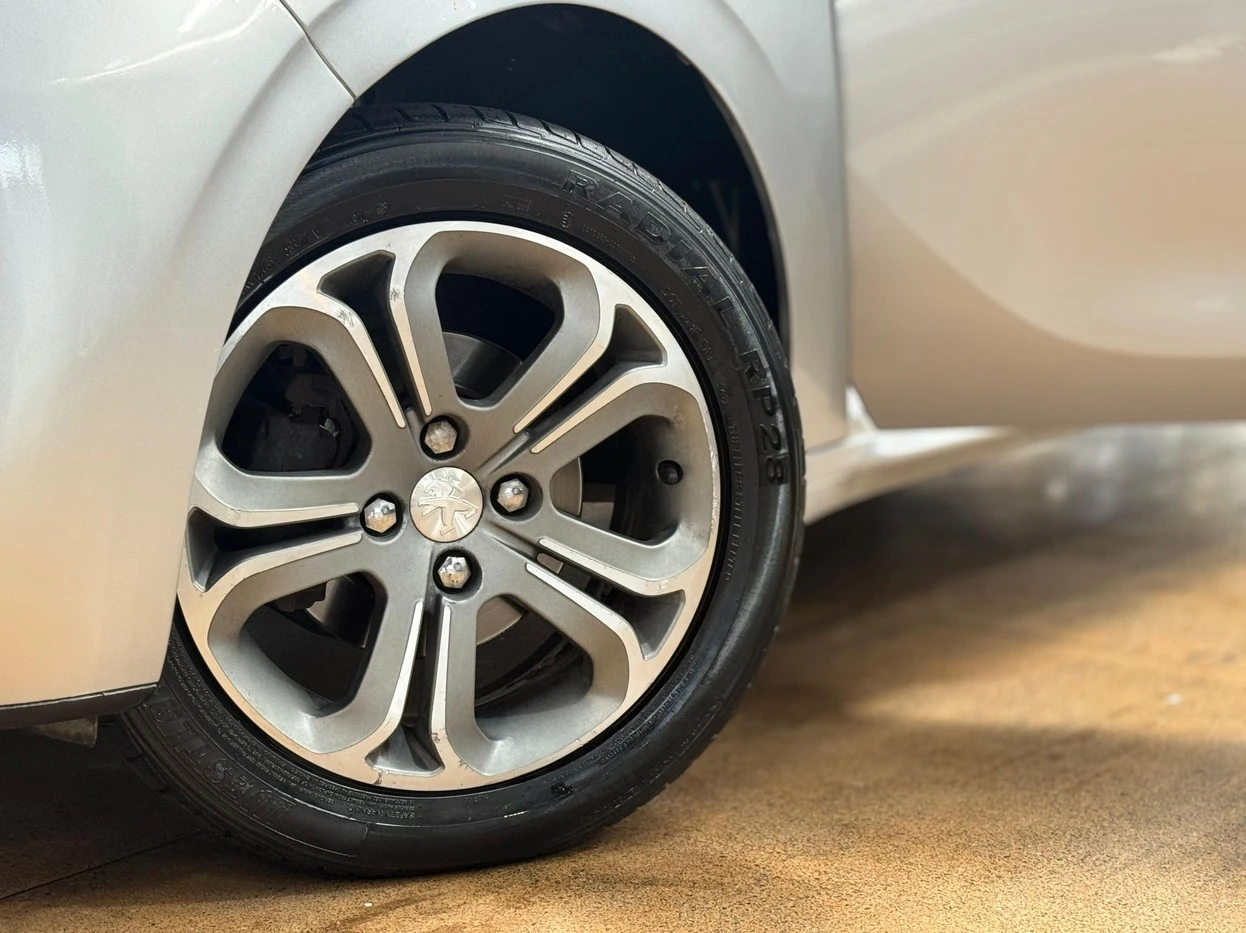 PEUGEOT 208
