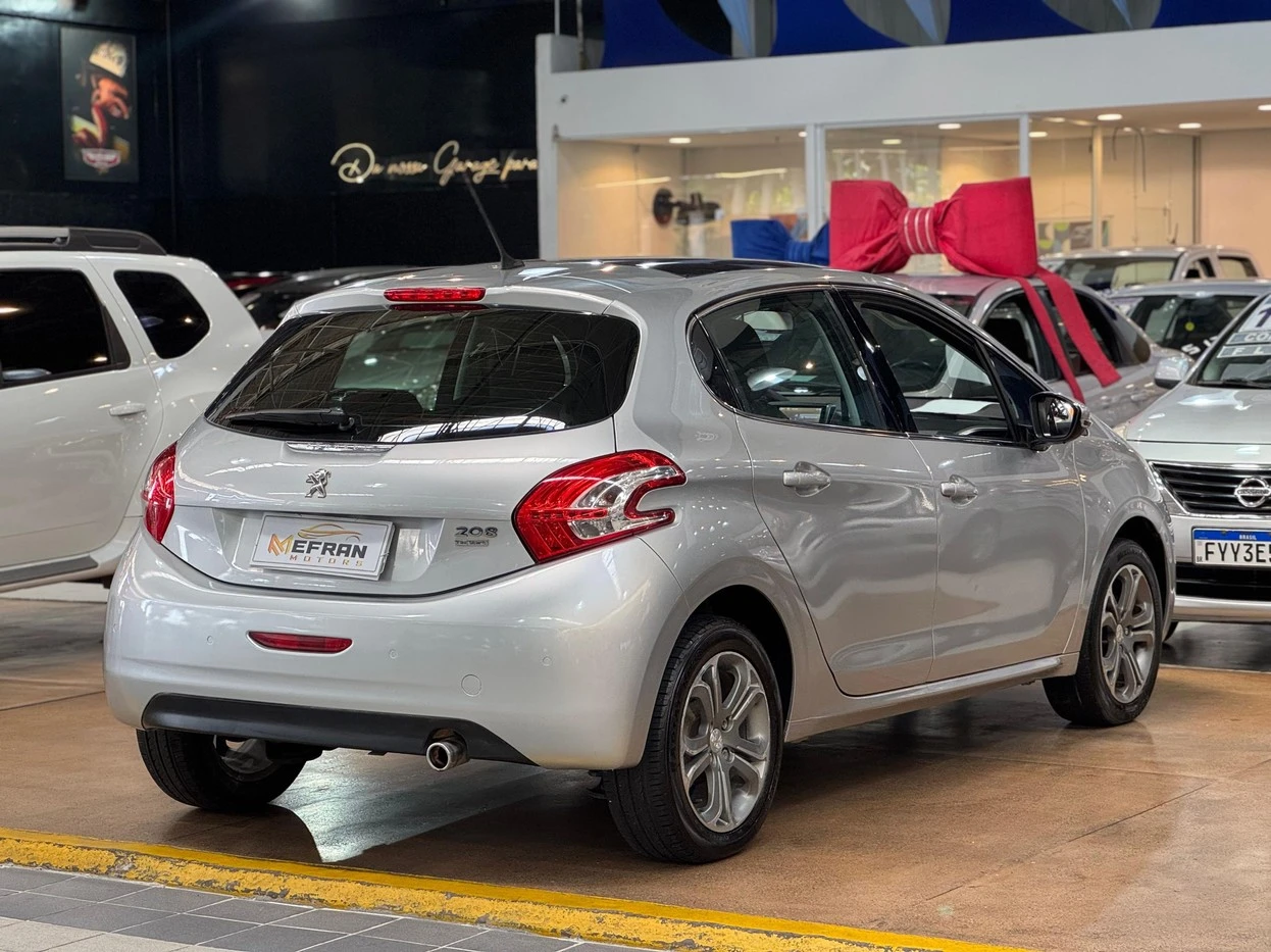 PEUGEOT 208