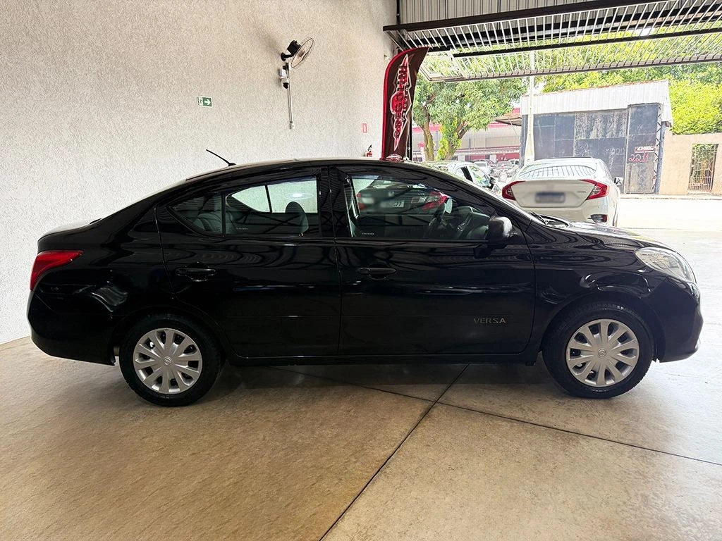NISSAN VERSA