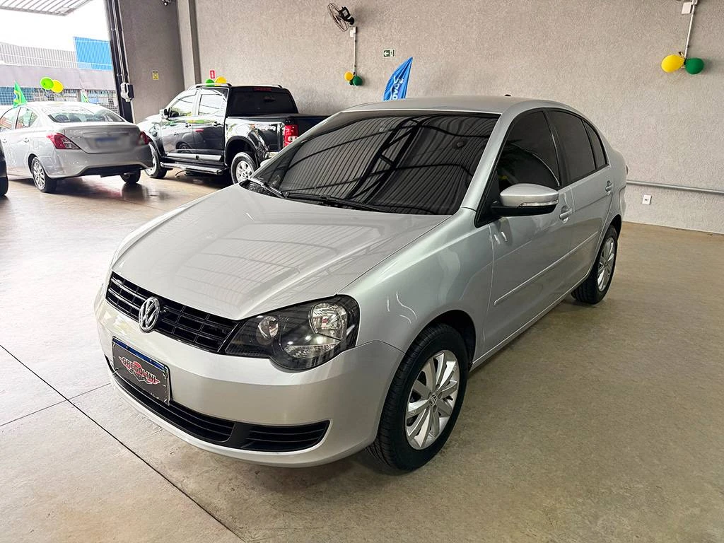 VOLKSWAGEN POLO SEDAN