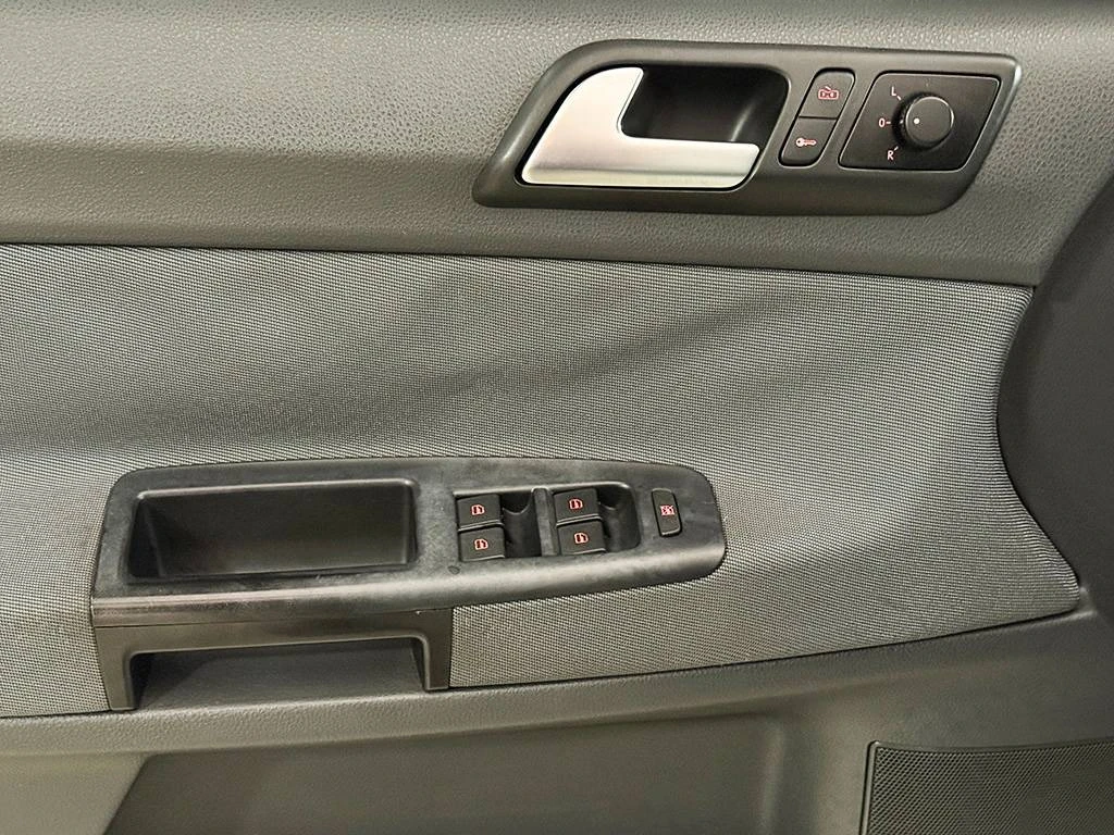 VOLKSWAGEN POLO SEDAN