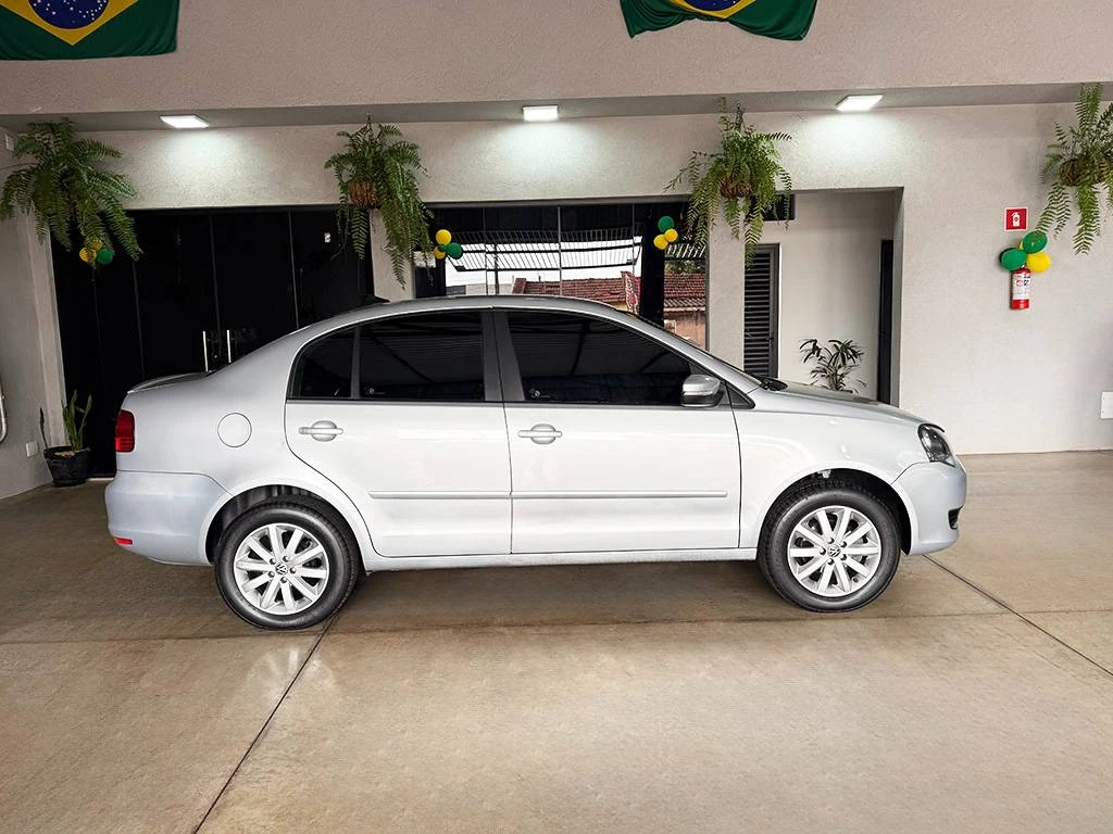 VOLKSWAGEN POLO SEDAN