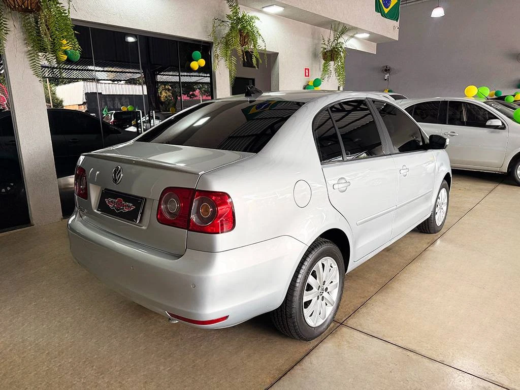 VOLKSWAGEN POLO SEDAN