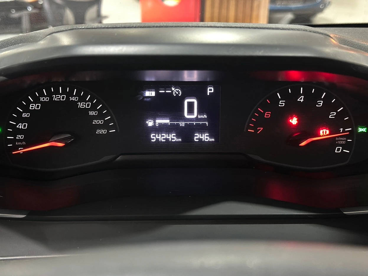 PEUGEOT 208