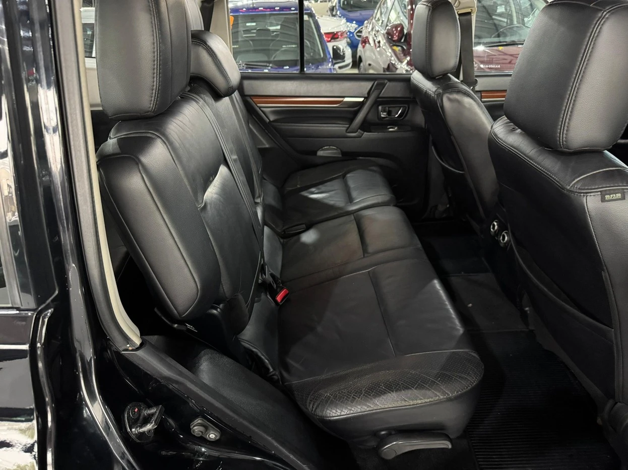 MITSUBISHI PAJERO FULL
