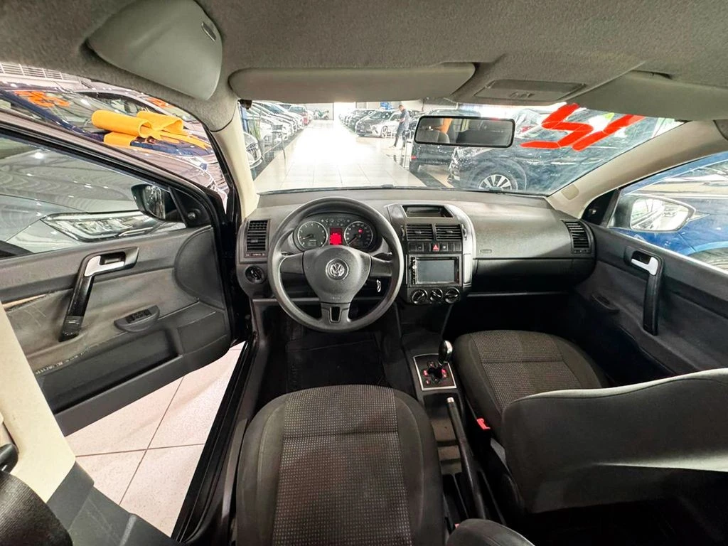 VOLKSWAGEN POLO SEDAN