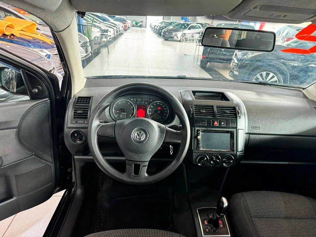 VOLKSWAGEN POLO SEDAN
