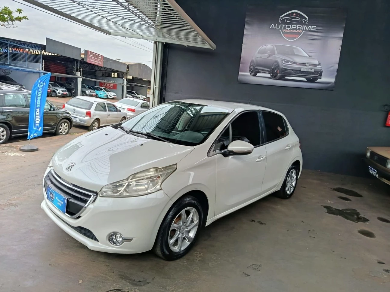 PEUGEOT 208