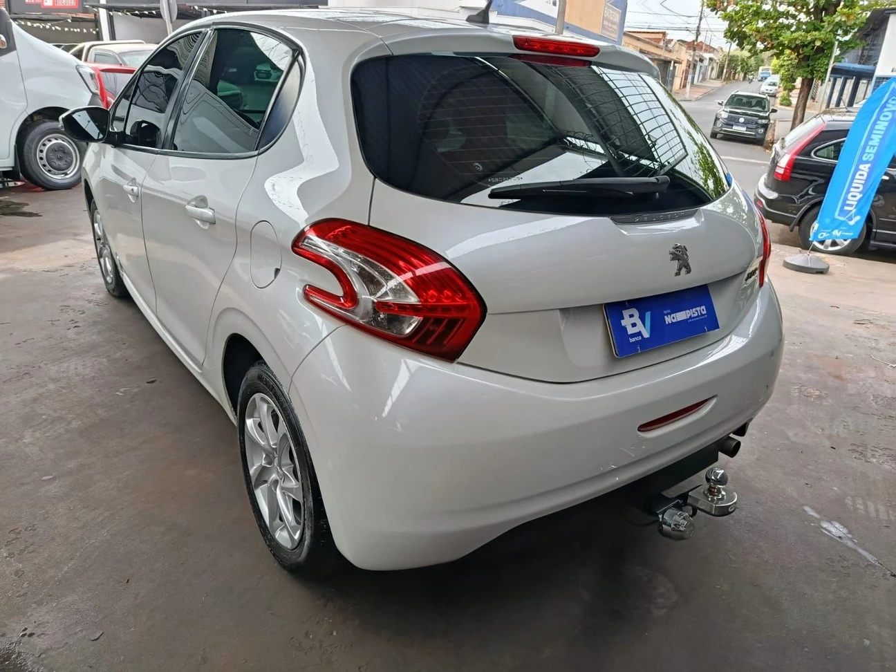 PEUGEOT 208