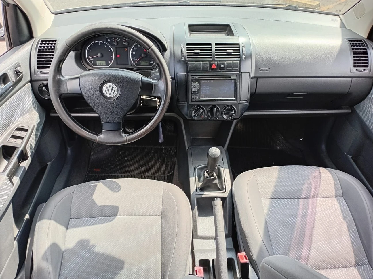 VOLKSWAGEN POLO SEDAN