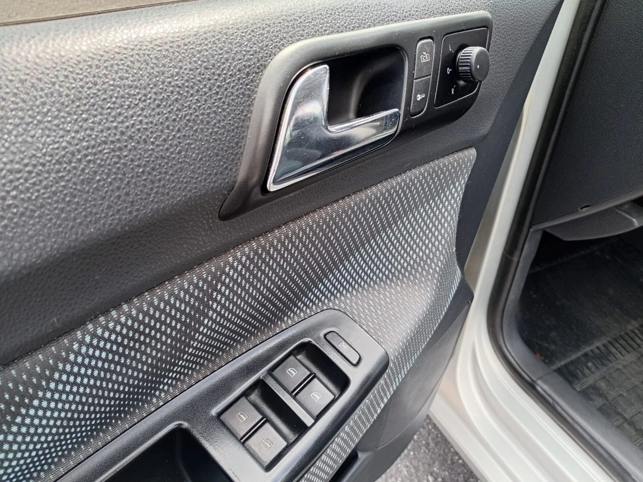 VOLKSWAGEN POLO SEDAN