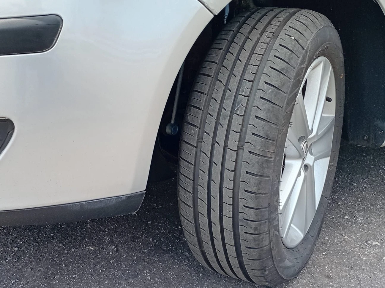 VOLKSWAGEN POLO SEDAN