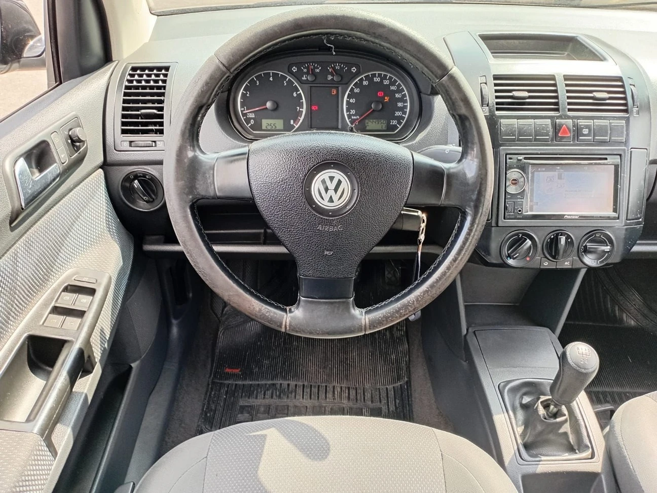 VOLKSWAGEN POLO SEDAN