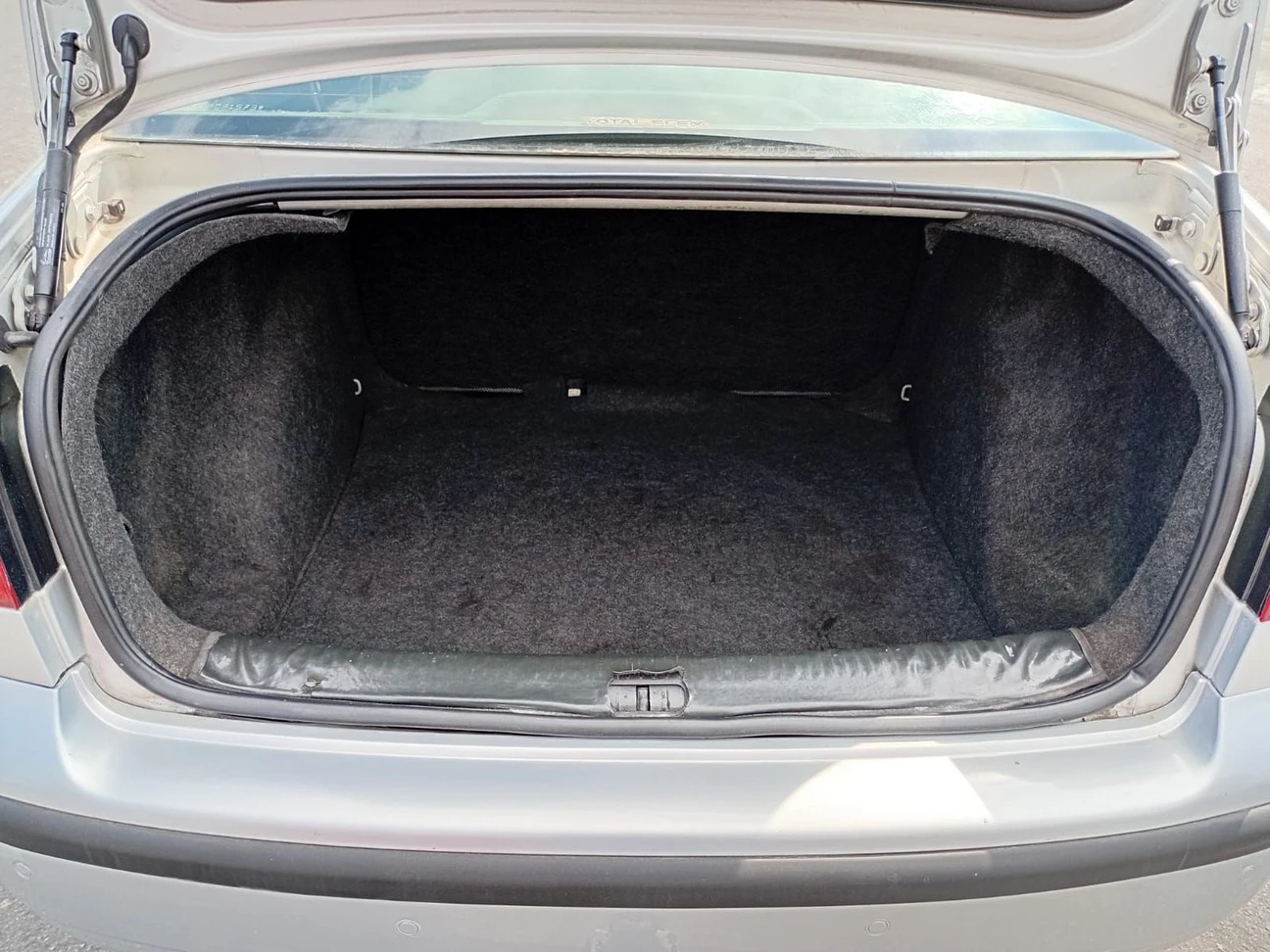 VOLKSWAGEN POLO SEDAN