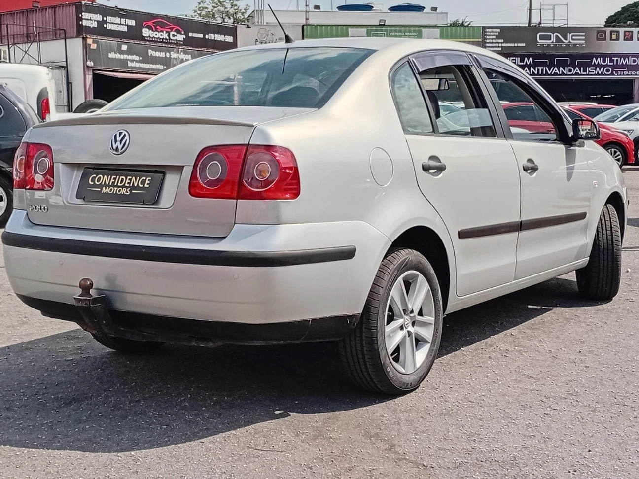 VOLKSWAGEN POLO SEDAN