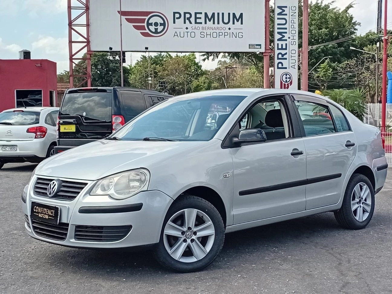 VOLKSWAGEN POLO SEDAN
