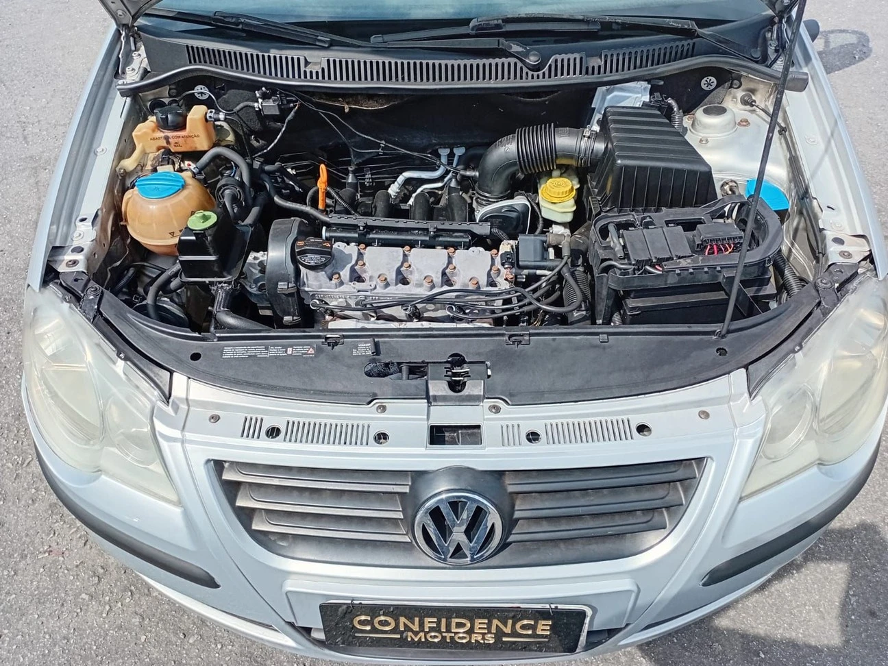 VOLKSWAGEN POLO SEDAN