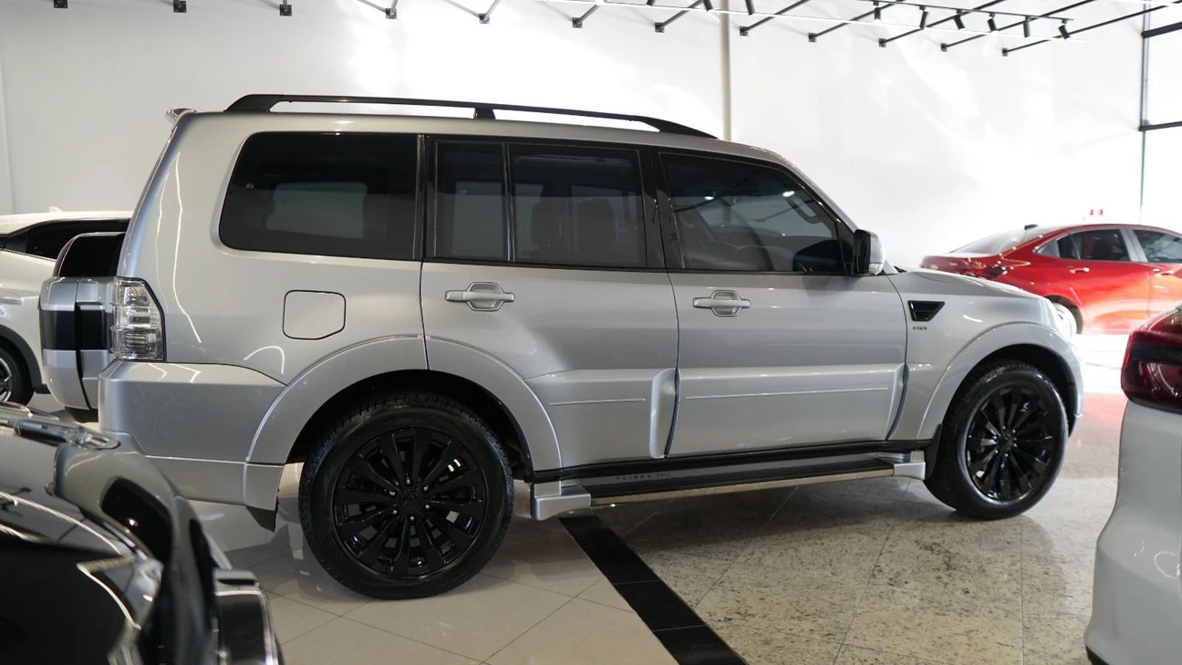MITSUBISHI PAJERO FULL