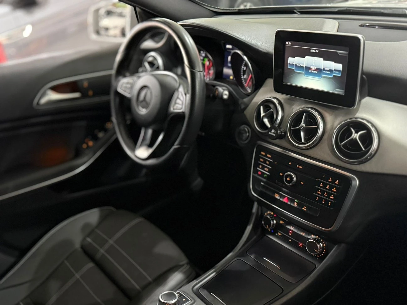 MERCEDES-BENZ GLA 200