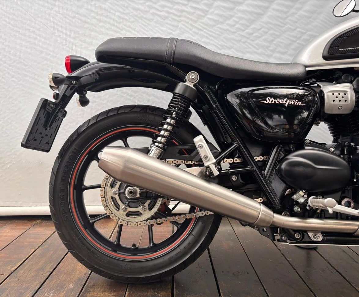 TRIUMPH STREET TWIN