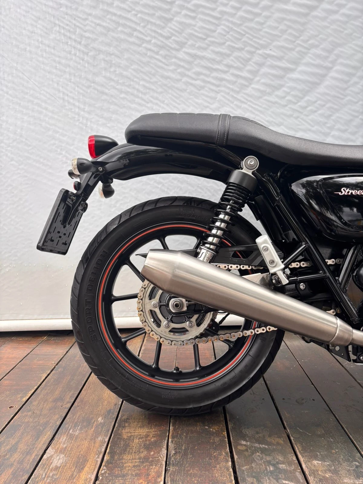 TRIUMPH STREET TWIN