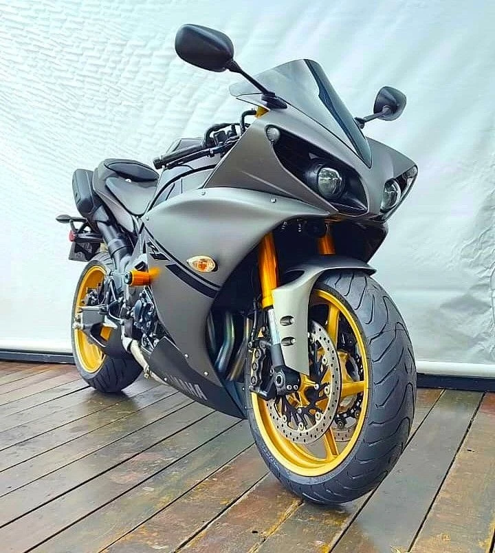 YAMAHA YZF R1