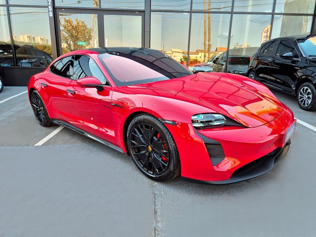 PORSCHE TAYCAN