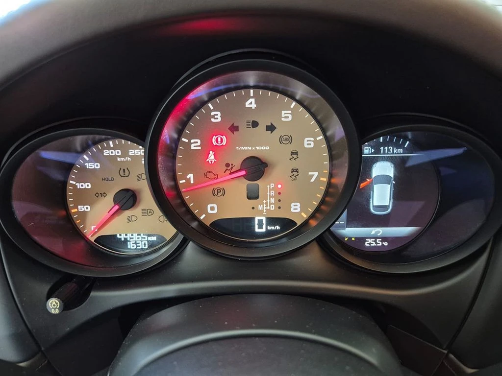 PORSCHE MACAN