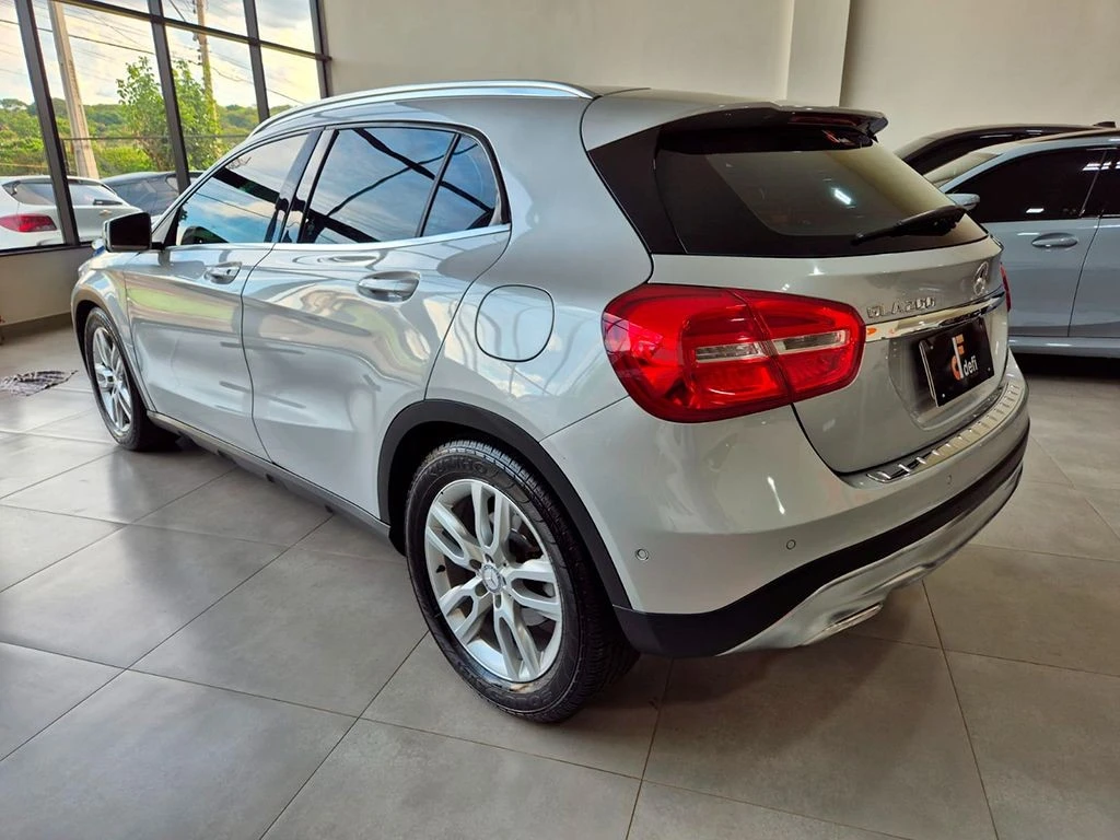 MERCEDES-BENZ GLA 200