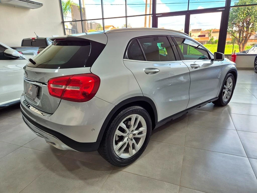 MERCEDES-BENZ GLA 200