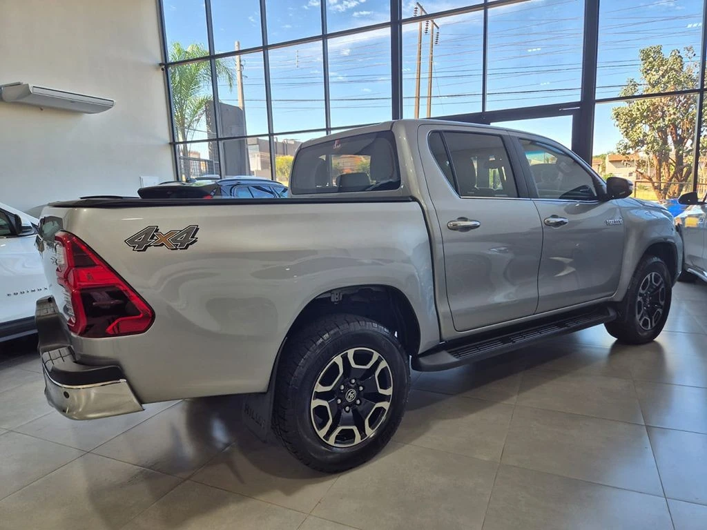 TOYOTA HILUX