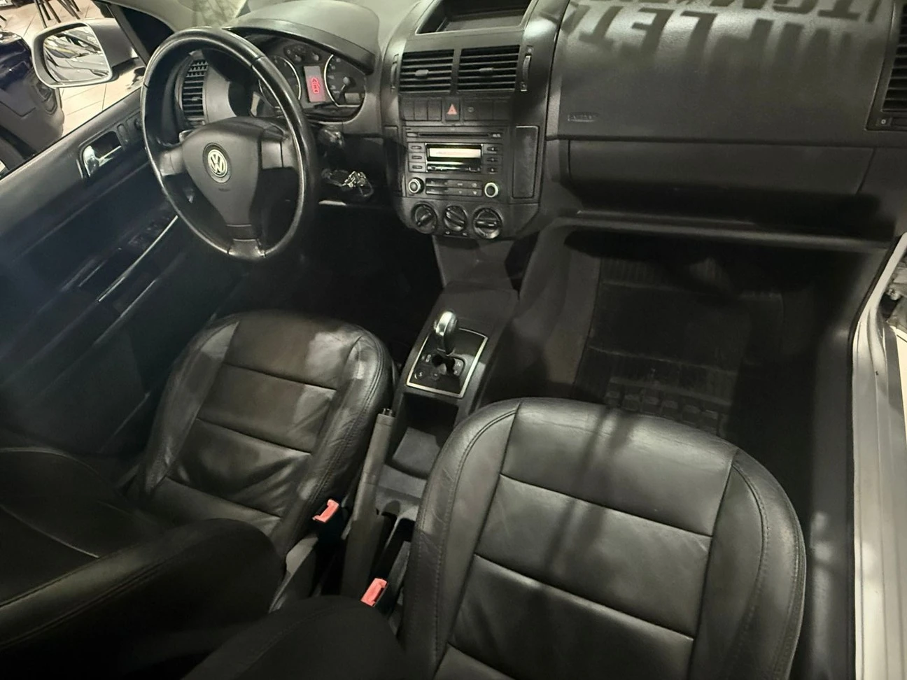 VOLKSWAGEN POLO SEDAN