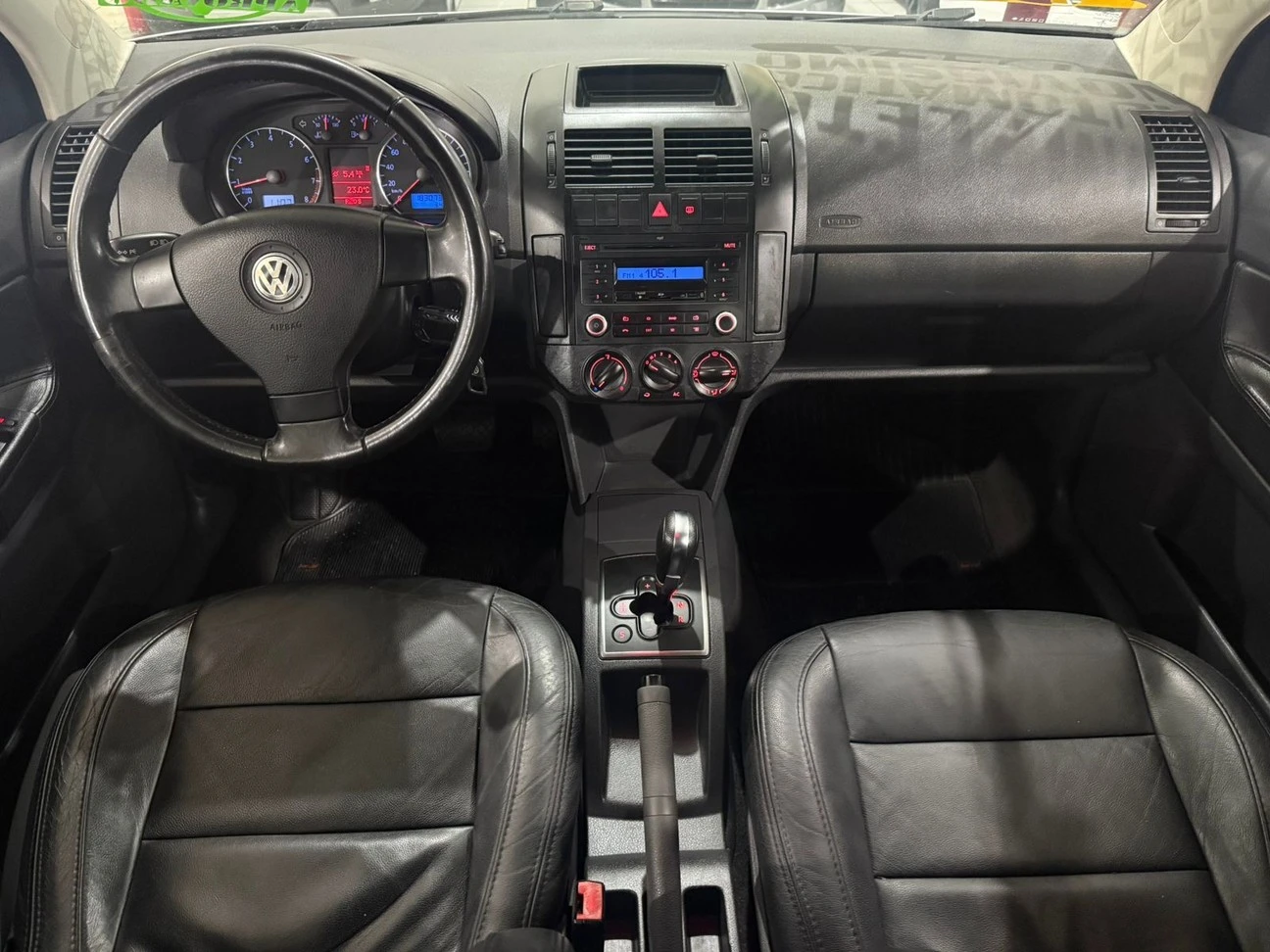 VOLKSWAGEN POLO SEDAN