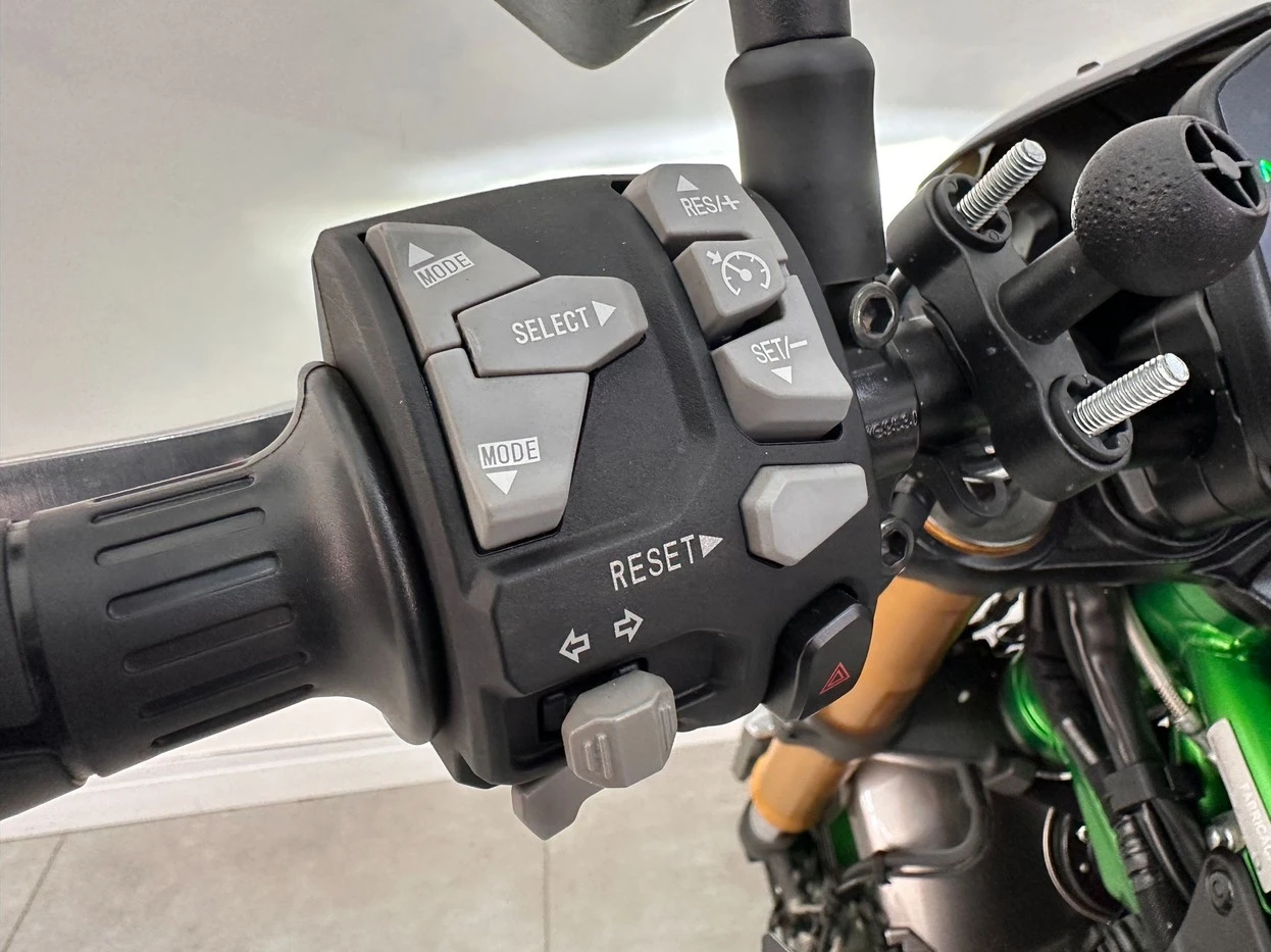 KAWASAKI Z900 R EDITION