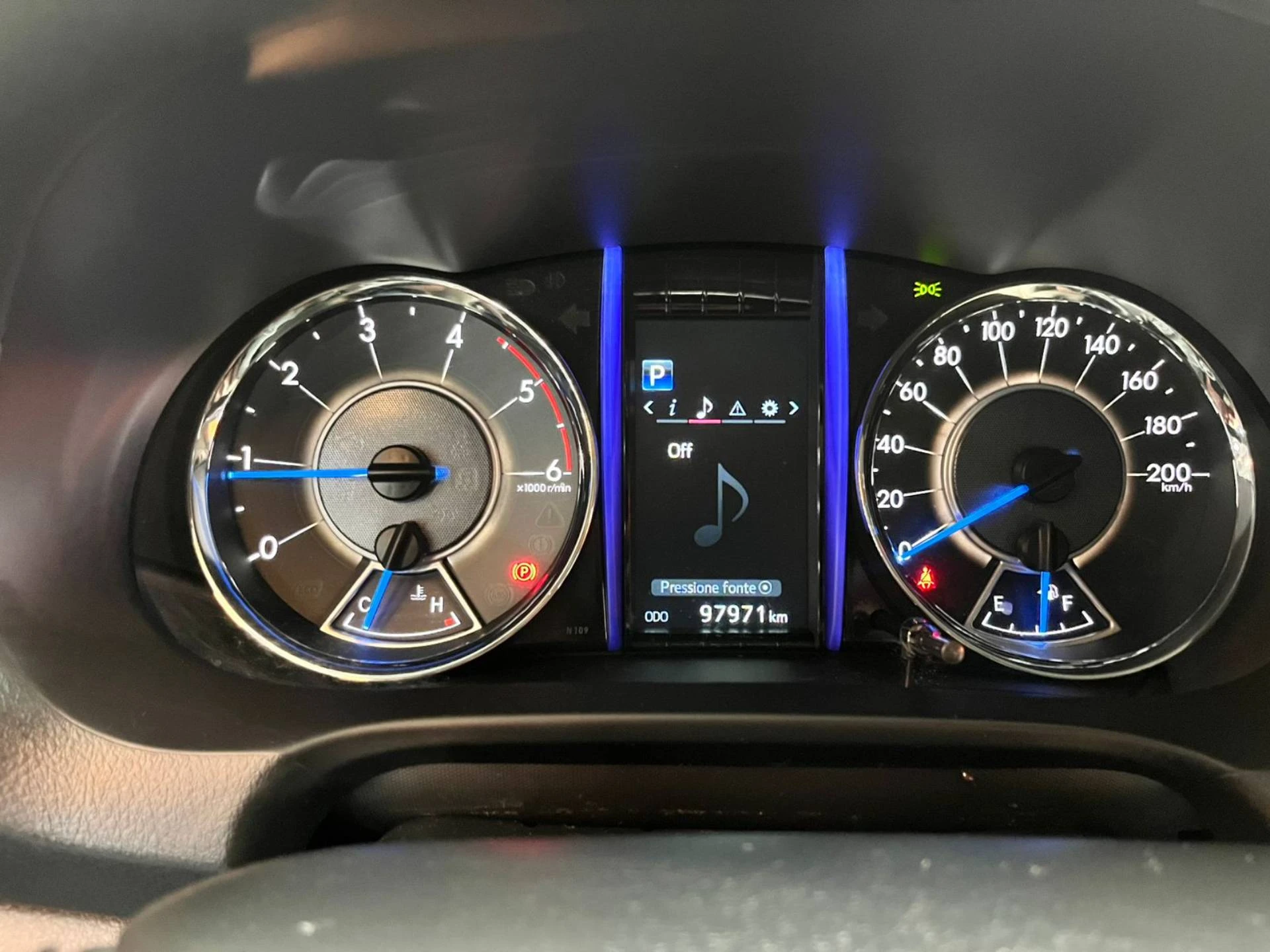 TOYOTA HILUX SW4