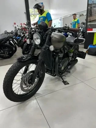 TRIUMPH BONNEVILLE BOBBER 1200