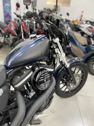 HARLEY-DAVIDSON SPORTSTER XL 883