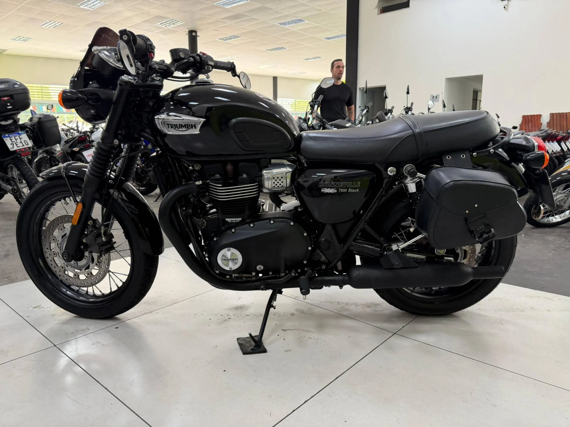 TRIUMPH BONNEVILLE T100 BLACK 900