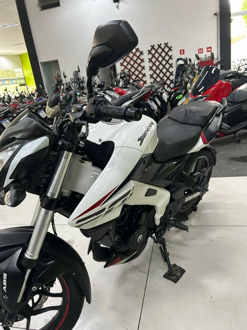 BAJAJ DOMINAR 200