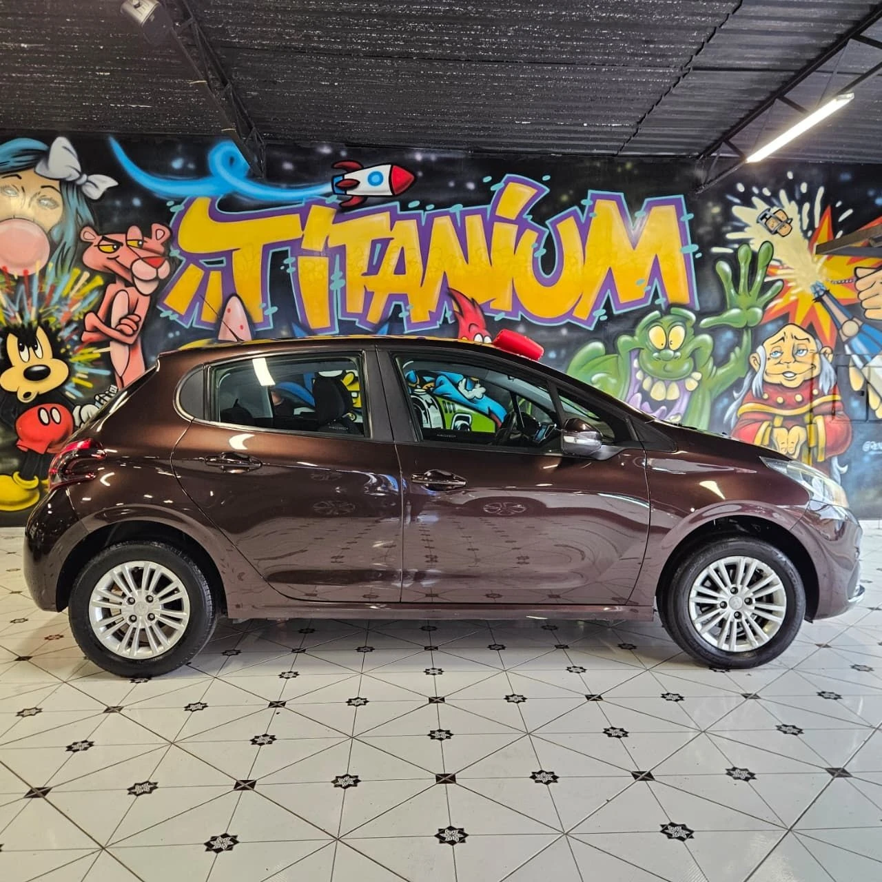 PEUGEOT 208