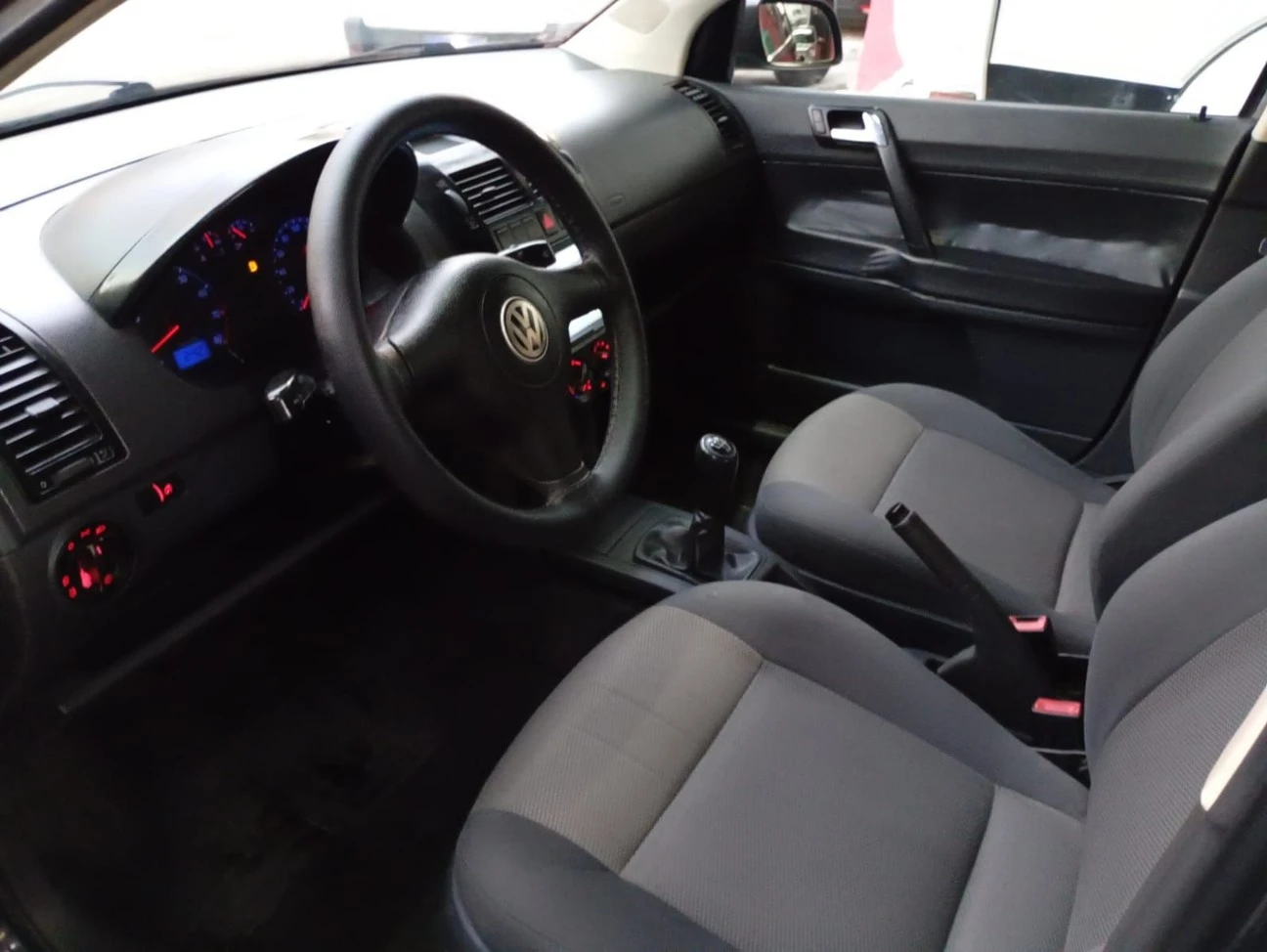 VOLKSWAGEN POLO